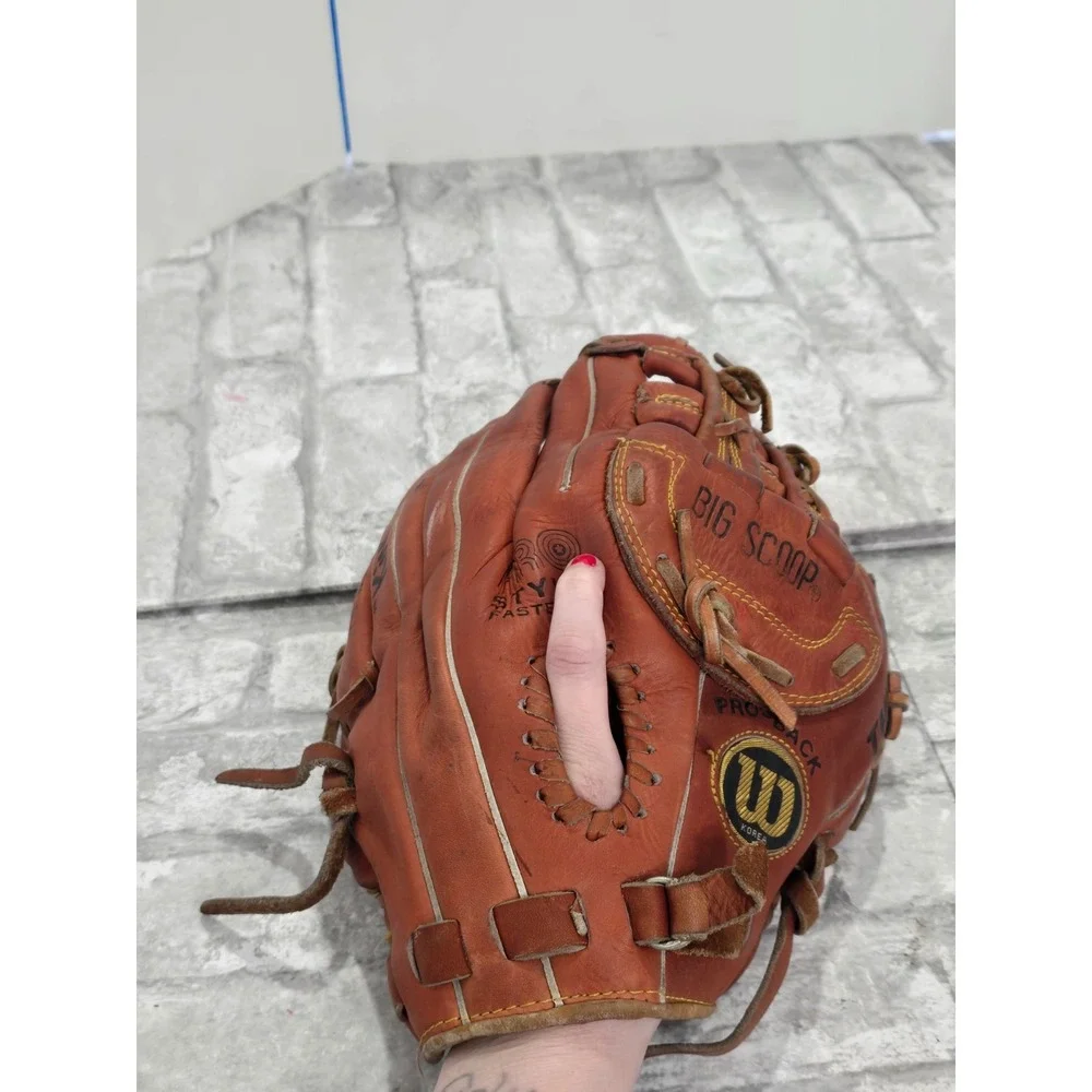 Wilson The A8000 Professional Series Baseball Glove RHT Big Scoop, Left Hand